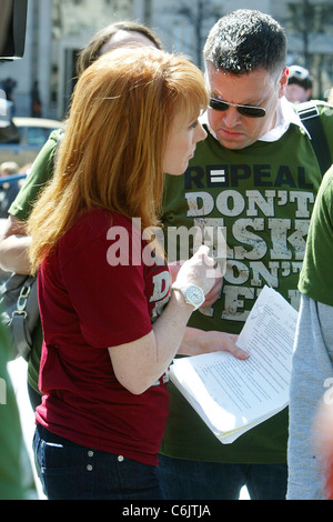 Kathy Griffin parla al "non chiedere non dire' al Rally di libertà Plaza Washington DC, Stati Uniti d'America - 18.03.10 Foto Stock