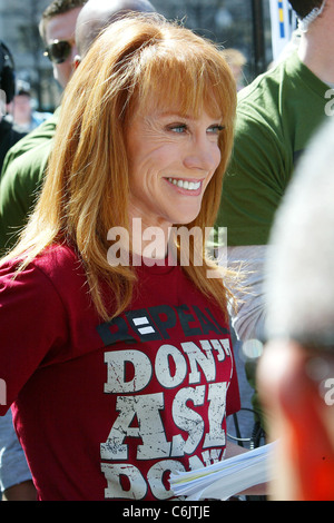 Kathy Griffin parla al "non chiedere non dire' al Rally di libertà Plaza Washington DC, Stati Uniti d'America - 18.03.10 Foto Stock