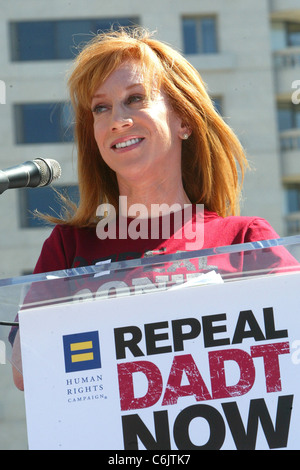 Kathy Griffin parla al "non chiedere non dire' al Rally di libertà Plaza Washington DC, Stati Uniti d'America - 18.03.10 Foto Stock