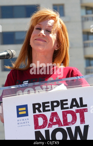 Kathy Griffin parla al "non chiedere non dire' al Rally di libertà Plaza Washington DC, Stati Uniti d'America - 18.03.10 Foto Stock