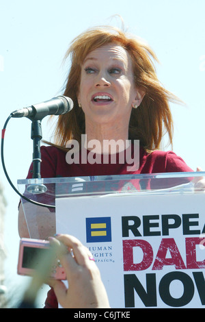 Kathy Griffin parla al "non chiedere non dire' al Rally di libertà Plaza Washington DC, Stati Uniti d'America - 18.03.10 Foto Stock