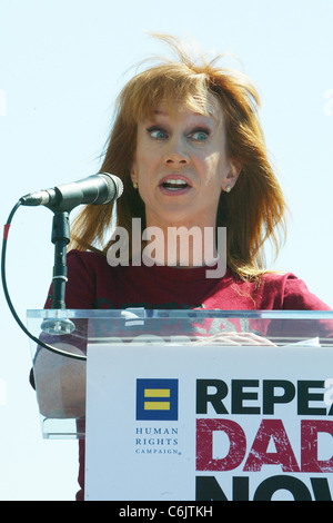 Kathy Griffin parla al "non chiedere non dire' al Rally di libertà Plaza Washington DC, Stati Uniti d'America - 18.03.10 Foto Stock