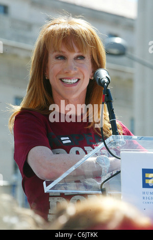 Kathy Griffin parla al "non chiedere non dire' al Rally di libertà Plaza Washington DC, Stati Uniti d'America - 18.03.10 Foto Stock