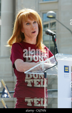 Kathy Griffin parla al "non chiedere non dire' al Rally di libertà Plaza Washington DC, Stati Uniti d'America - 18.03.10 Foto Stock