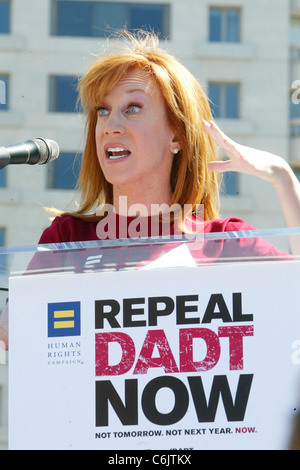 Kathy Griffin parla al "non chiedere non dire' al Rally di libertà Plaza Washington DC, Stati Uniti d'America - 18.03.10 Foto Stock