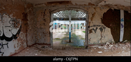 Area di magazzino in un negligente e abbandonata opere idriche Foto Stock
