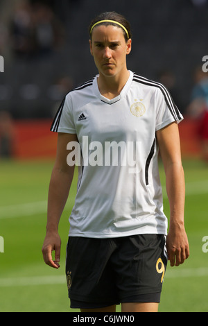 Germania team capitano Birgit Prinz si riscalda prima della partita di apertura del 2011 Coppa del Mondo Donne torneo contro il Canada. Foto Stock