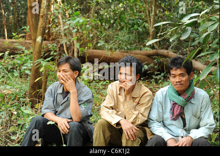 Tre mahouts seduti nei boschi in Cambogia Foto Stock