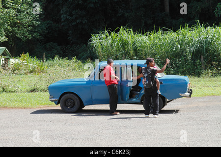 Vintage auto blu e famiglia cubana a Vinales Valley, Pinar Del Rio District, Cuba, Ottobre 2010 Foto Stock