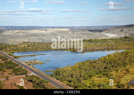 Laghetto di ritenzione e di minerale di uranio di scorte, Ranger miniera di uranio, il Parco Nazionale Kakadu, Territorio del Nord, l'Australia - aerial Foto Stock