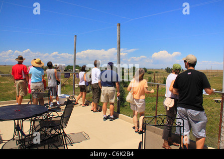 I visitatori su osservazione sopraelevata coperta a Wild Animal Santuario, Denver, Colorado, STATI UNITI D'AMERICA Foto Stock