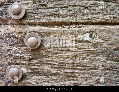 Estremamente weathered sfondo di legno con le viti arrugginite Foto Stock