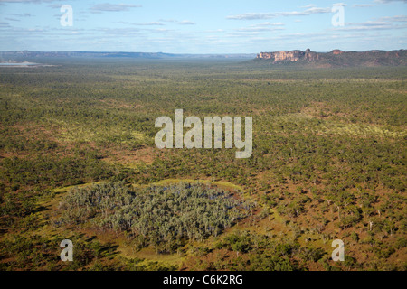 Billabong vicino a Jabiru Aeroporto e di Arnhem Land scarpata, Parco Nazionale Kakadu, Territorio del Nord, l'Australia - aerial Foto Stock