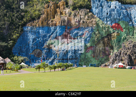 Muro di pietra vernici a Mural de la Prehistoria,- Preistoria Leovigildo Gonzalez Vinales, Pinar Del Rio quartiere Cuba, Ottobre 2010 Foto Stock