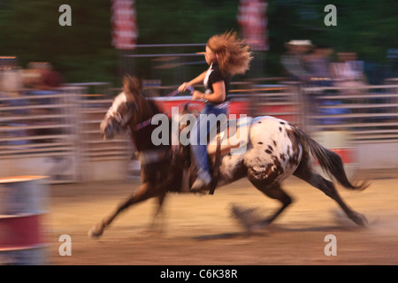 Cavallo e cavaliere a Barrel racing contest Foto Stock