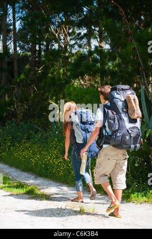 Una coppia giovane e backpackers, backpacking, Northland e North Island, Nuova Zelanda Foto Stock