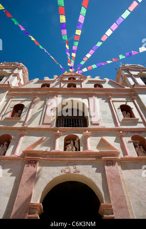 Banner sulla chiesa di San Jeronimo nel villaggio nei pressi di Oaxaca, Messico Foto Stock