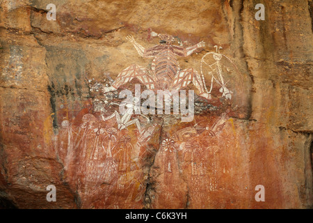 Arte rupestre degli Aborigeni di Namarndjolg, Anbangbang Gallery, a Burrunggui, Parco Nazionale Kakadu, Territorio del Nord, l'Australia Foto Stock