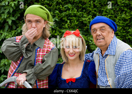 Attori e attrici presso il lancio promozionale di Biancaneve e i sette nani, Stanley Park, Blackpool, Lancs, Regno Unito Foto Stock