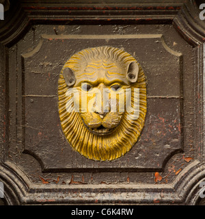 Lion il volto scolpito su una porta, Cuzco, Perù Foto Stock