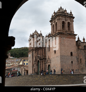 Basso angolo vista della cattedrale di Santo Domingo, Plaza de Armas, Cuzco, Perù Foto Stock