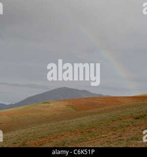 Rainbow su un paesaggio, la Valle Sacra, regione di Cusco, Perù Foto Stock