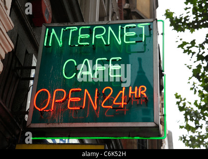 Un Internet cafè in London, England, Regno Unito Foto Stock
