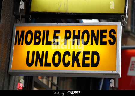 Un negozio lo sblocco dei telefoni cellulari in London, England, Regno Unito Foto Stock