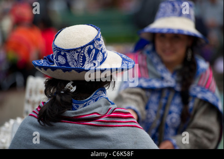 Le donne quechua indossare cappelli, Plaza Regocijo, Cuzco, Perù Foto Stock