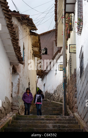 Amico femmina nello spostamento verso il basso di una passerella a gradini a Cuzco, Perù Foto Stock