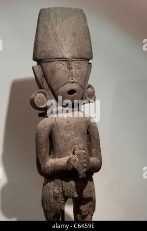 Precolombiana statua in legno nel Museo de Arte Precolombino, Cuzco, Perù Foto Stock
