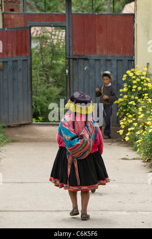 Ragazza nel schoolyard Chumpepoke della scuola primaria, Valle Sacra, regione di Cusco, Perù Foto Stock