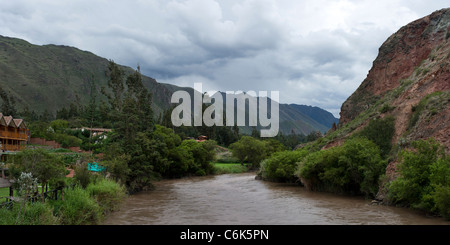 Urubamba fiume che scorre attraverso la Valle Sacra, regione di Cusco, Perù Foto Stock