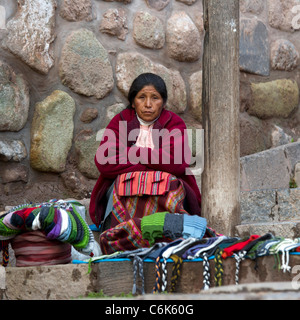 Strada femmina venditore a vendere i tradizionali panni, Cuzco, Perù Foto Stock