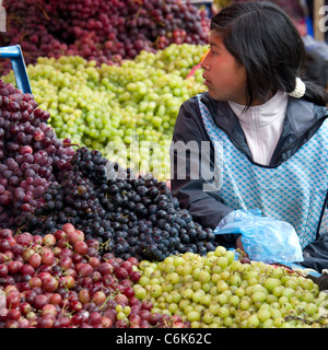 Donna vendita di frutta al Mercado Central, Cuzco, Perù Foto Stock