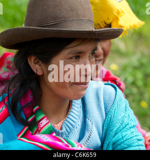 Close-up di Quechua le donne indiane a Chumpepoke scuola primaria, Poques, Valle Sacra, regione di Cusco, Perù Foto Stock