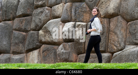 Donna fotografare in vecchi ruderi, Sacsayhuaman, Valle Sacra, regione di Cusco, Perù Foto Stock