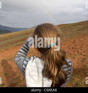 Vista posteriore di una ragazza adolescente guardando a Mountain View, la valle sacra, regione di Cusco, Perù Foto Stock