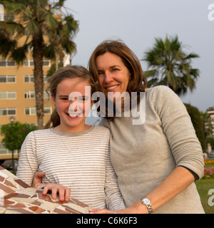 Donna con sua figlia a el Parque del amor, av de la aviacion, quartiere Miraflores, provincia di Lima, Perù Foto Stock