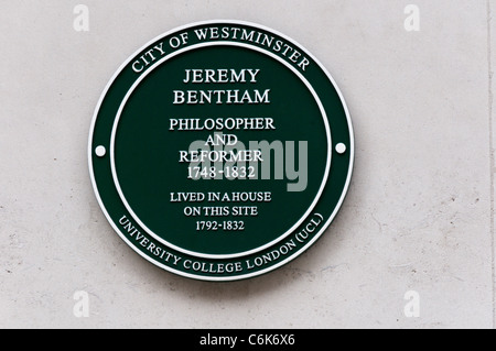 La placca sul gateway della Home Office di Queen Anne's Gate, Londra, segnando il sito della casa di Jeremy Bentham. Foto Stock
