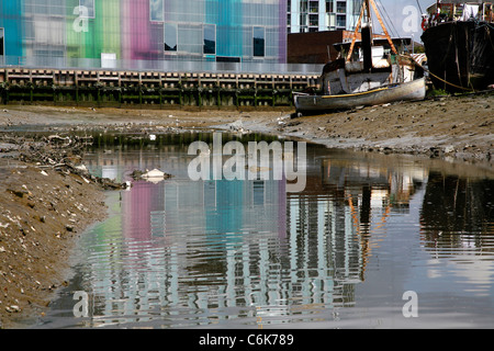 Guardando lungo Deptford Creek a bassa marea alla Trinità Labano Conservatorio di Musica e Danza, Deptford, London, Regno Unito Foto Stock