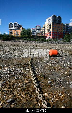 Millennium Village sviluppo visto dal Tamigi a bassa marea a Bugsby raggiunge, penisola di Greenwich, London, Regno Unito Foto Stock