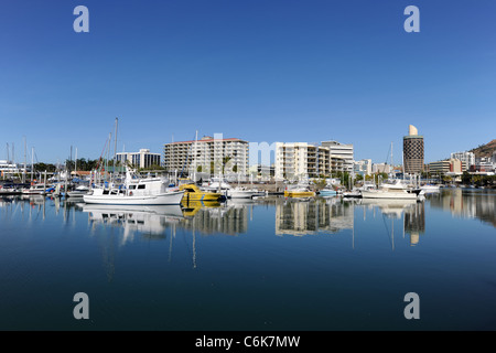 Guardando attraverso Ross Creek verso la città, Townsville, Queensland, Australia Foto Stock