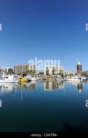Guardando attraverso Ross Creek verso la città, Townsville, Queensland, Australia Foto Stock