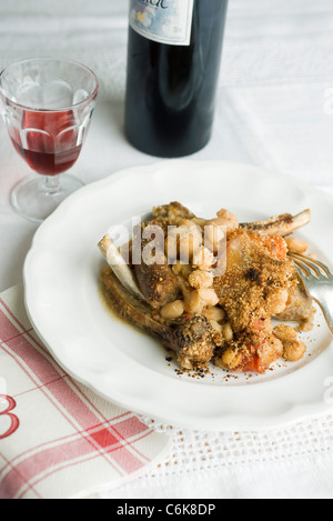 Cassoulet con i fagioli freschi, serviti con un bicchiere di vino rosso Foto Stock