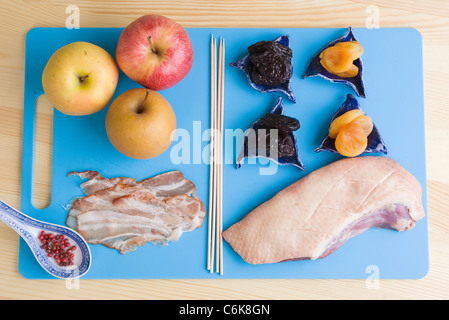 Anatra e spiedini di frutta Foto Stock