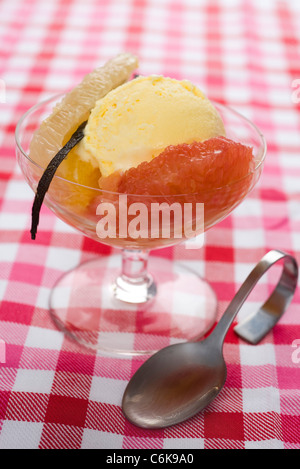 Agrumi insalata guarnita con gelato alla crema Foto Stock