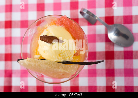 Agrumi insalata guarnita con gelato alla crema Foto Stock