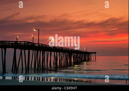 La pesca del molo sunrise, nag Testa, Outer Banks, Carolina del Nord Foto Stock