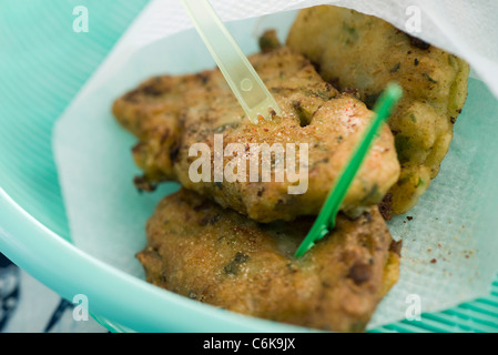 Pesce e frittelle alla citronella Foto Stock